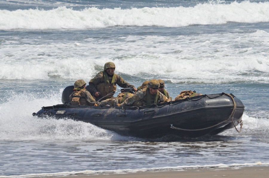 Desembarco de infantes de marina desde un bote Pumar Foto Armada de Chile