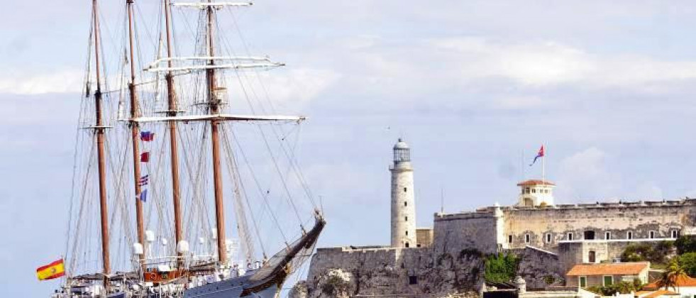 El buque escuela español Juan Sebastián de Elcano recala en el puerto de La Habana