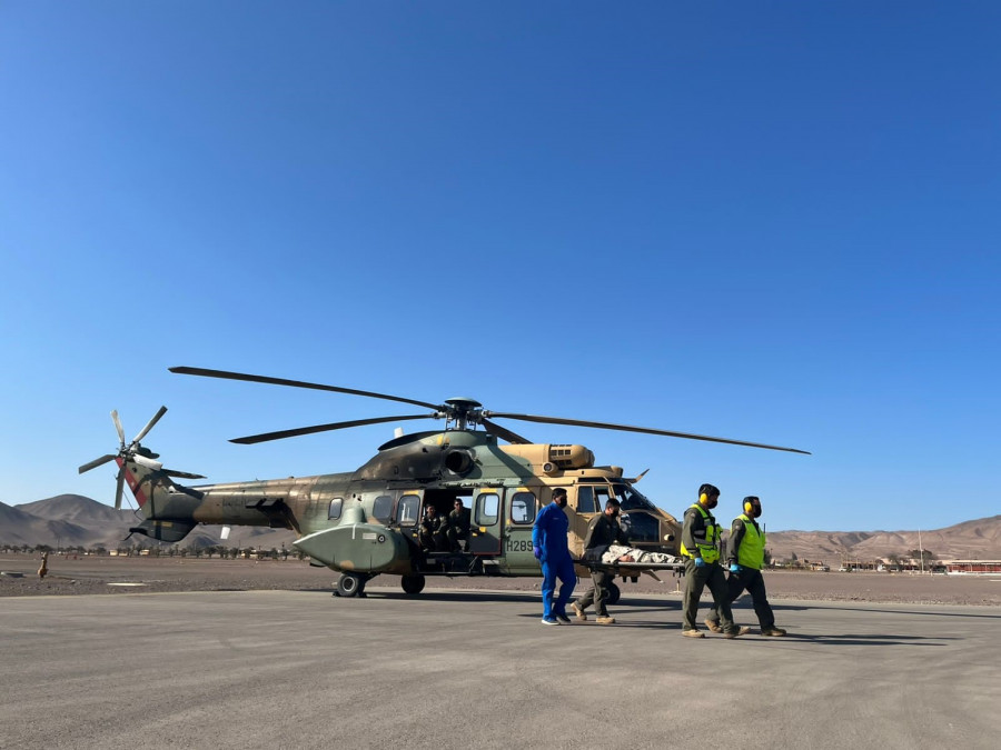 Traslado del paciente desde el helicóptero Cougar al avión Cessna C 680 Sovereign en el aerodrómo El Buitre Foto Ejército de Chile