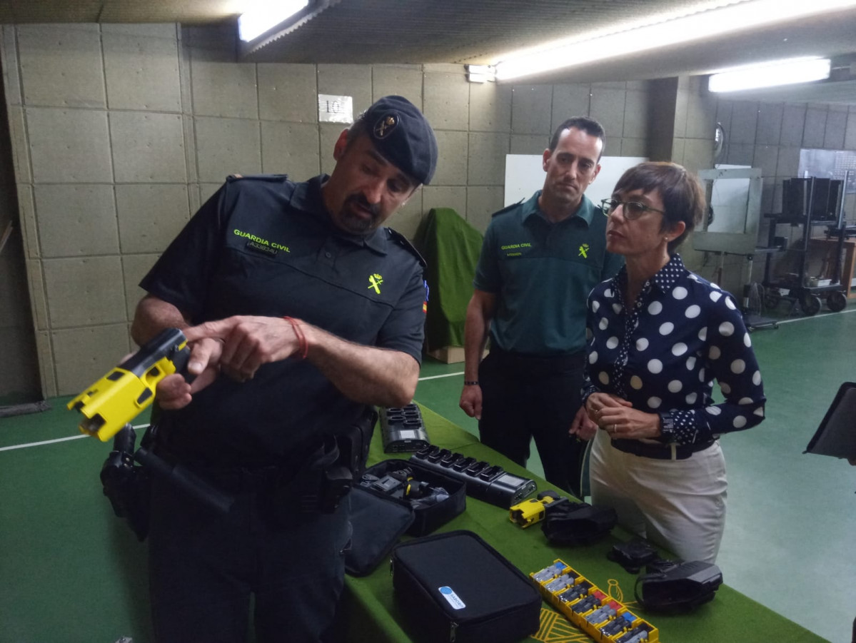 Entrega de pistolas taser a la guardia civil