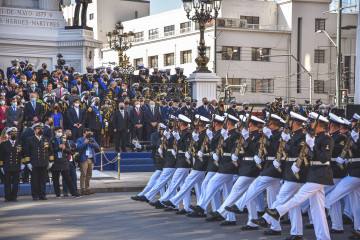 Alumnos de la Escuela de Infantería de Marina de la Academia Politécnica Naval desfilan frente al monumento a Héroes de Iquique Foto Armada de Chile