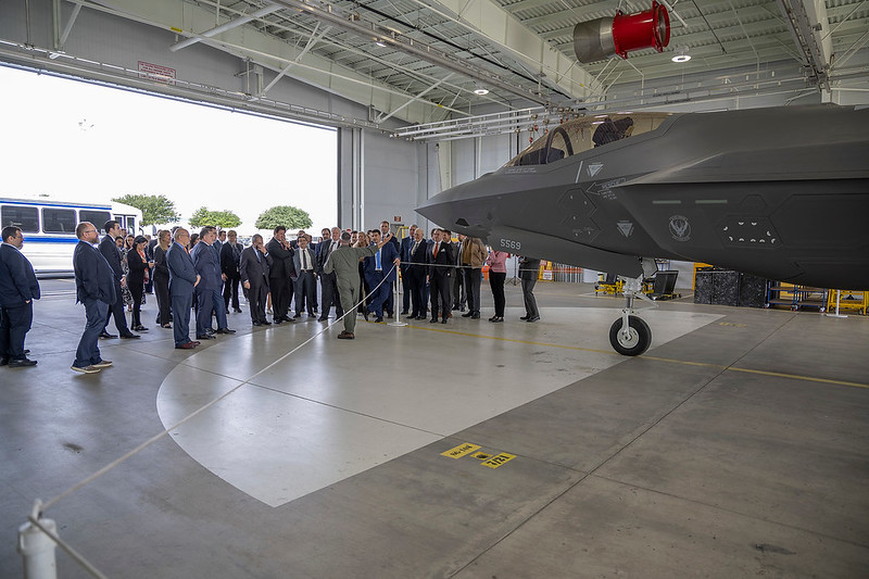 Delegaciu00f3n de la OTAN visita el caza F 35
