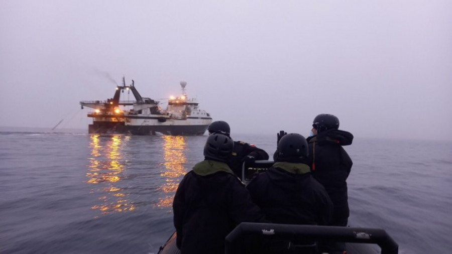 Personal del patrullero oceánico se acerca a una de las naves de pesca para efectuar una inspección Foto Armada de Chile