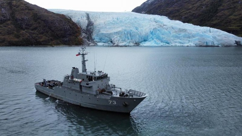 PSG Isaza en uno de los fiordos de los canales australes Foto Armada de Chile