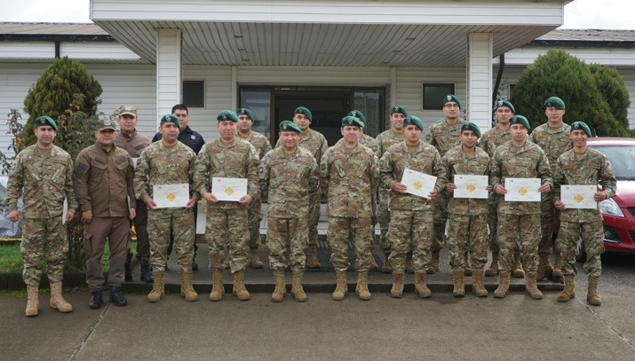 Alumnos curso de mecu00e1nicos carros Pirau00f1a 8x8 Foto Eju00e9rcito de Chile