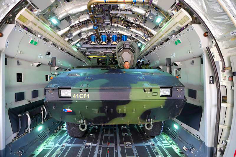 Embraer exibe as capacidades do KC-390 ao Ministério da Defesa da República Tcheca