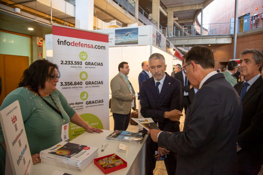 Marlaska con Marcos y Macho en el estand de infodefensa