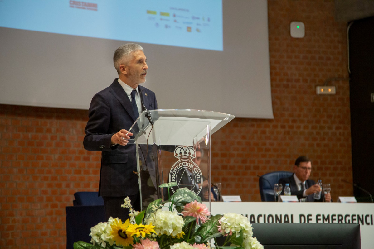 Marlaska, con Macho al fondo, en la clausura del congreso de emergencias