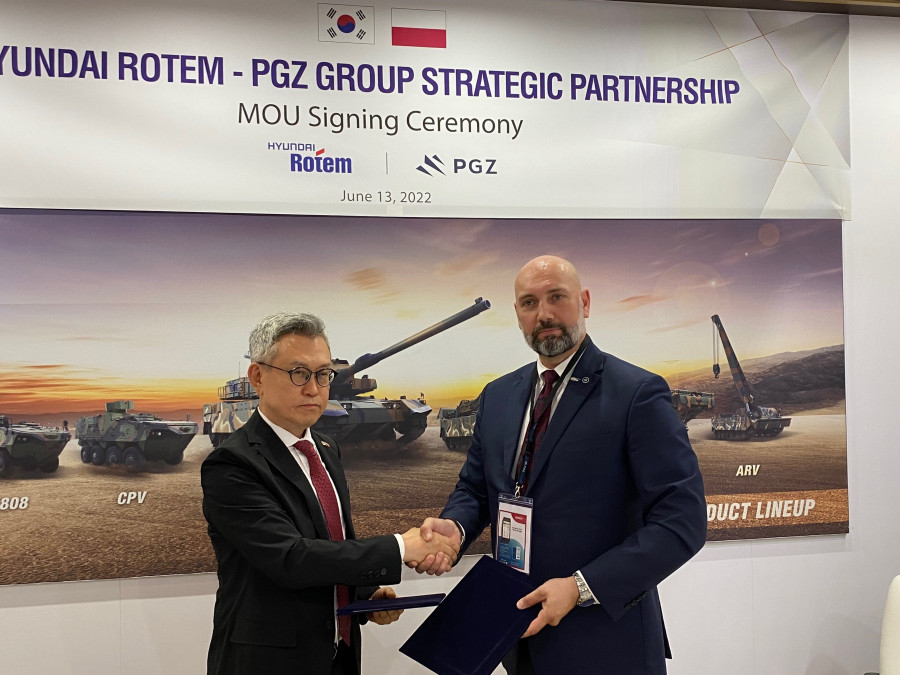Firma del acuerdo entre PGZ y Hyundai Rotem en Eurosatory 01. Foto PGZ