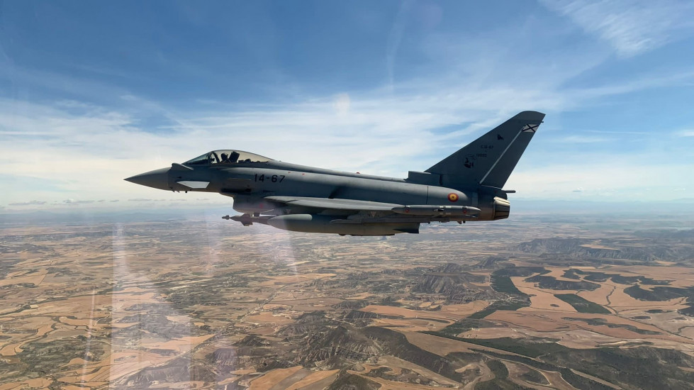 Cazas Eurofighter lanzan bombas GBU guiadas por láser en un ejercicio en las Bardenas