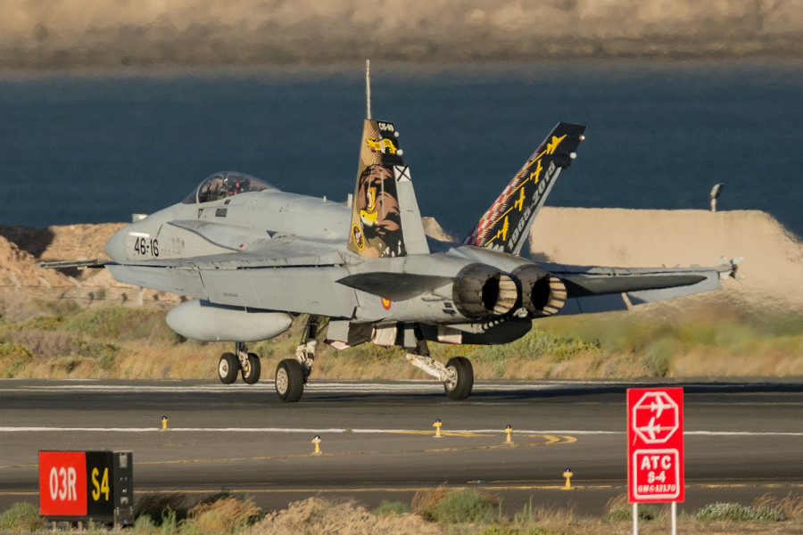 F18 de canarias en la base de gando