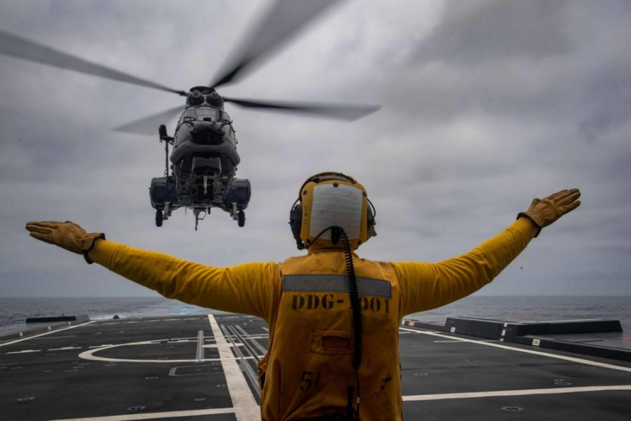 Cougar operando en la cubierta de vuelo del USS Michael Mosoor Foto Mass Communication Specialist 3rd Class Megan Alexander US Navy