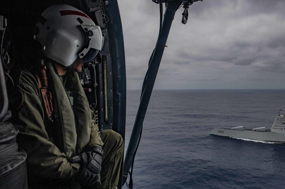 Helicu00f3ptero Cougar se prepara para aterrizar en el destructor USS Michael Monsoor Foto  Mass Communication Specialist 3rd Class Megan Alexander US Navy