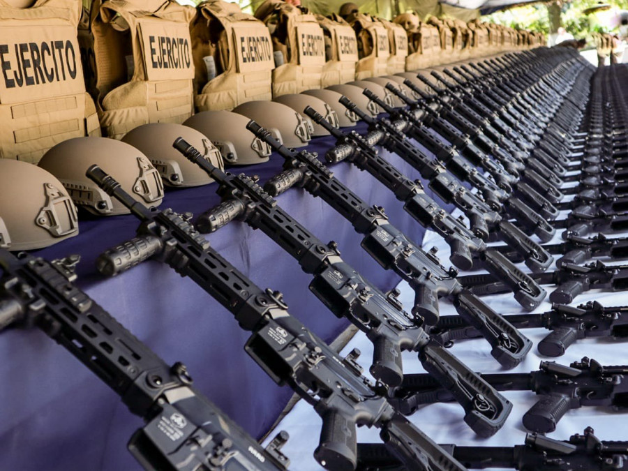 El Salvador incorpora 200 fusiles de asalto Arad, 400 chalecos y 100 cascos para sus fuerzas armadas