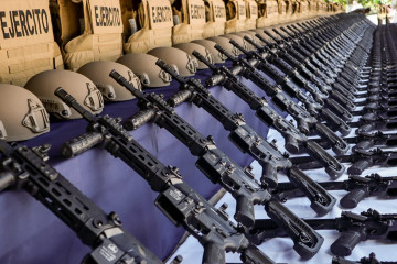 El Salvador incorpora 200 fusiles de asalto Arad, 400 chalecos y 100 cascos para sus fuerzas armadas
