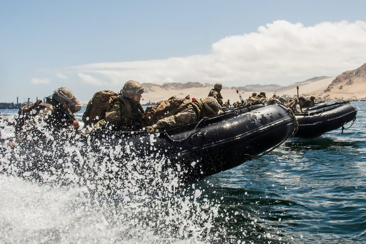 Infantes de Marina en un ejercicio de desembarco anfibio en el marco del ejercicio conjunto Tormenta 2018 Foto Armada de Chile