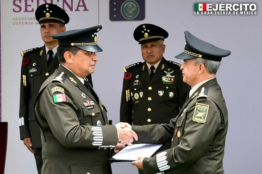 El secretario de Defensa de México, Luis Cresencio Sandoval, entrega el nombramiento de comandante del Ejército al general Celestino Ávila