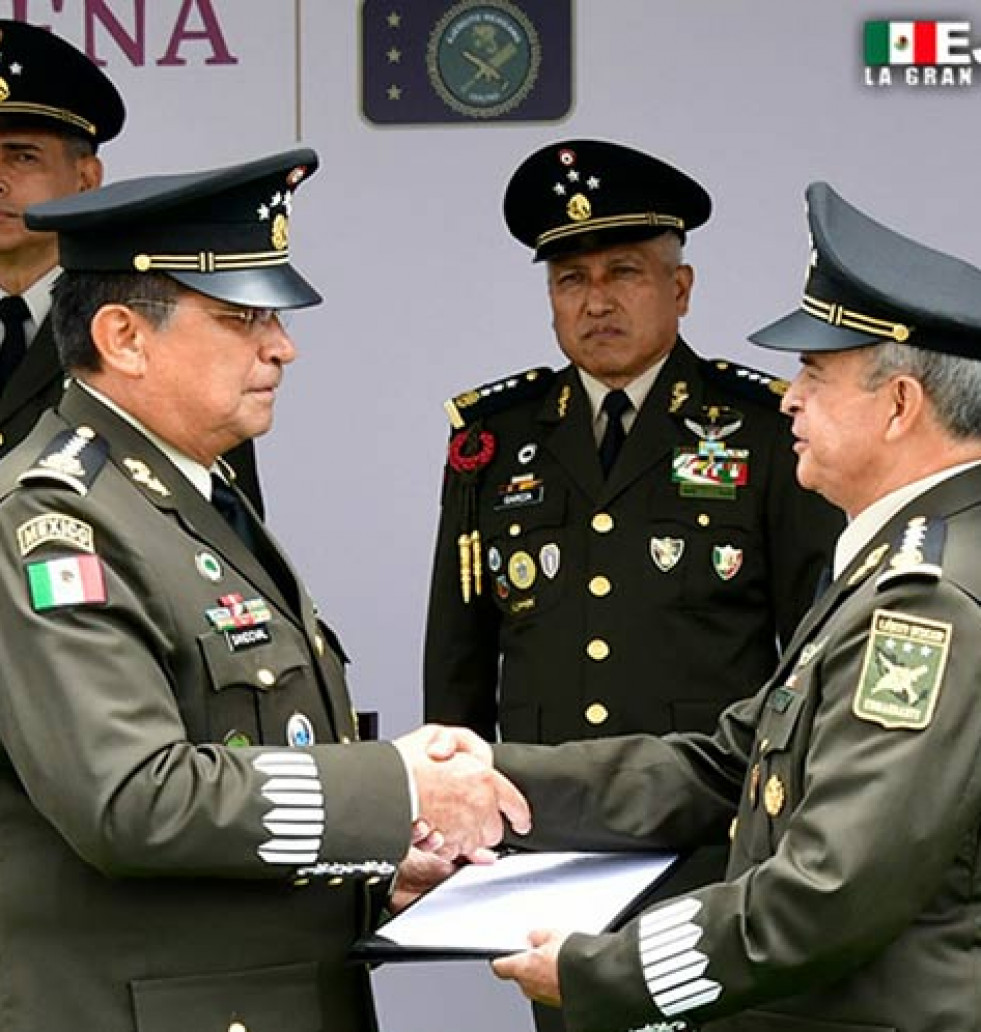 El secretario de Defensa de México, Luis Cresencio Sandoval, entrega el nombramiento de comandante del Ejército al general Celestino Ávila