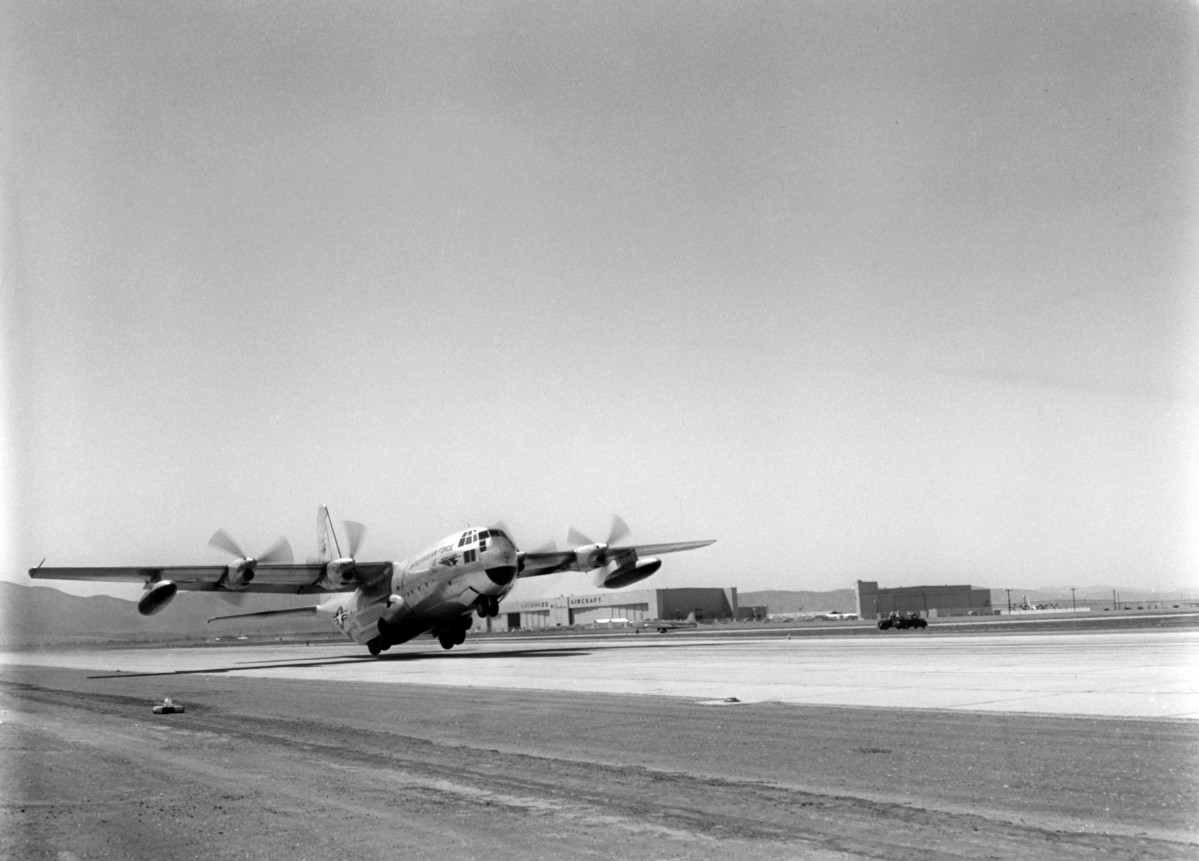 Vuelo del prototipo YC 130 en agosto de 1954 Foto Lockheed Martin