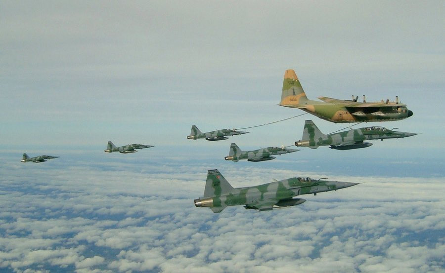 C.130 de la Fuerza Au00e9rea de Brasil reabasteciendo de combustible a  aviones de combate F 5 Tigre II Foto FAB