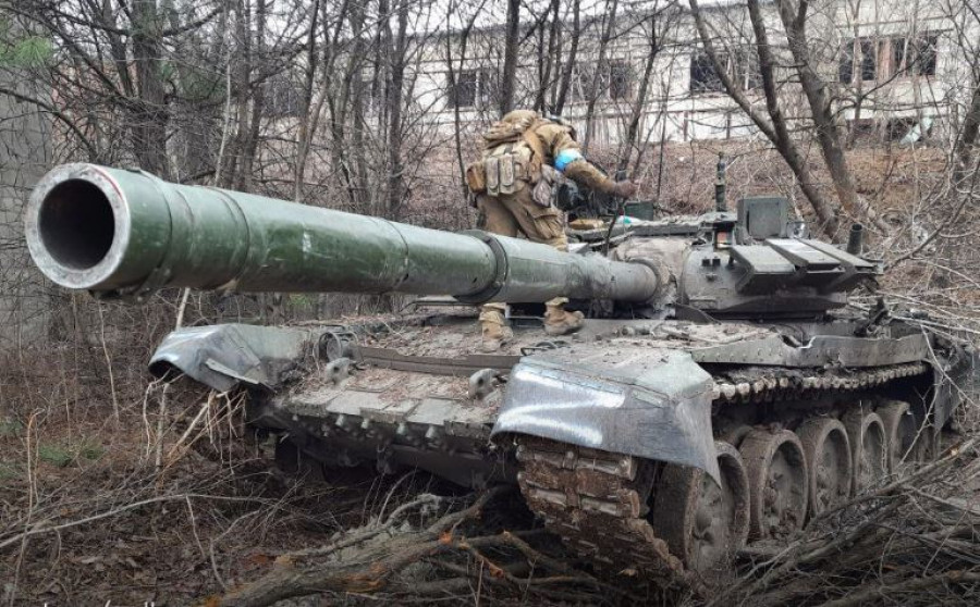 Carro de combate T 72B3 ruso capturado por fuerzas ucranianas. Foto Oryxpioenkop