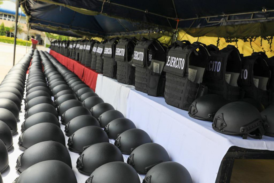 EL Salvador sigue equipando a sus militares con chalecos antibalas y cascos balísticos