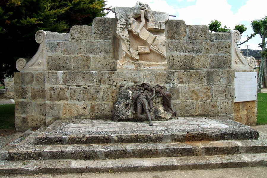 Medina de Rioseco   Monumento a los Héroes de la Batalla de Moclín 02