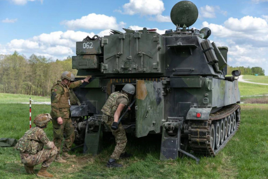 Soldados estadounidenses y noruegos entrenan a ucranianos en el manejo de un obús oruga autopropulsado M109. Foto Departamento de Defensa de EEUU