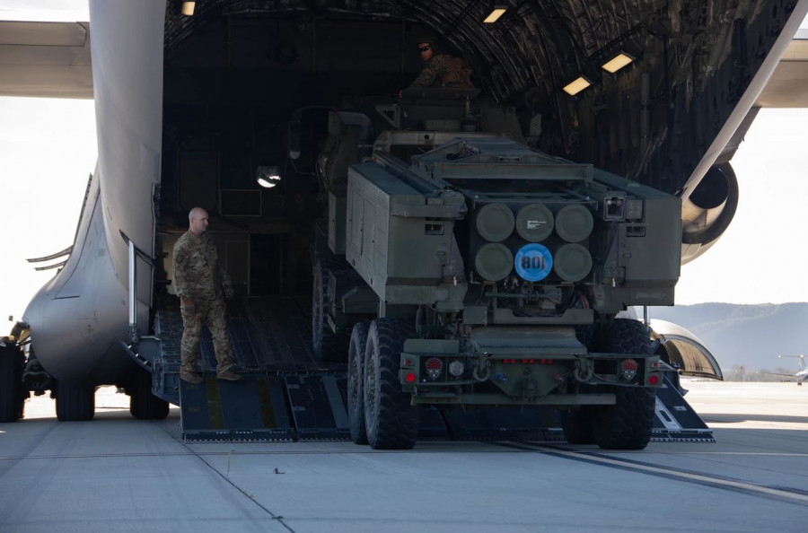 Un sistema lanzacohetes embarcando con destino a Ucrania. Foto Departamento de Defensa de EEUU