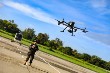 Ministro de Defensa de El Salvador entrega un TH 300 y drones tácticos.jfif 2