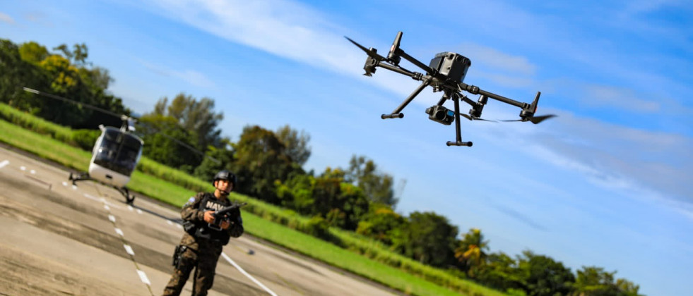 Ministro de Defensa de El Salvador entrega un TH 300 y drones tácticos.jfif 2
