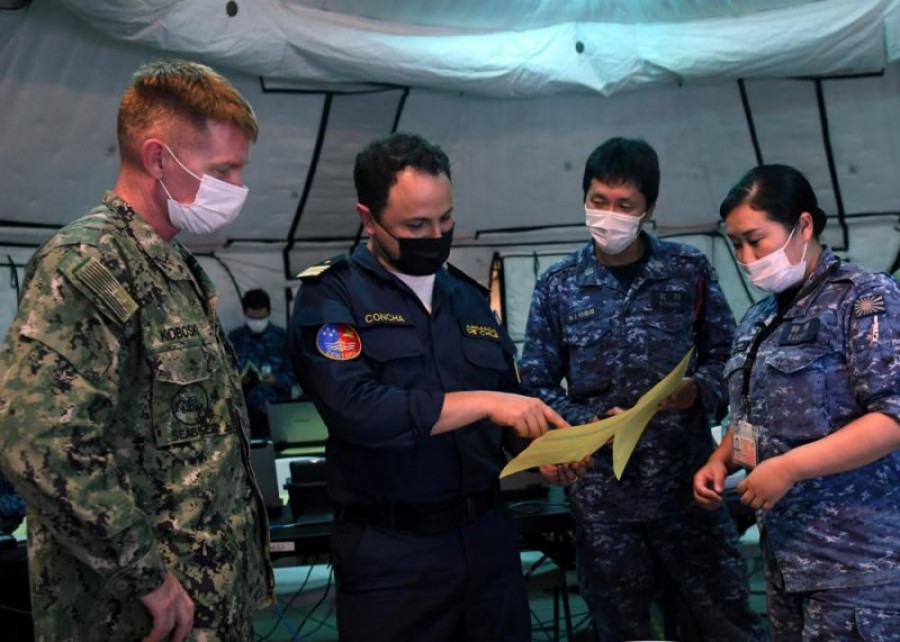 El capitán Concha y oficiales de Estados Unidos y Japón en el ejercicio HADR Foto Armada de Chile