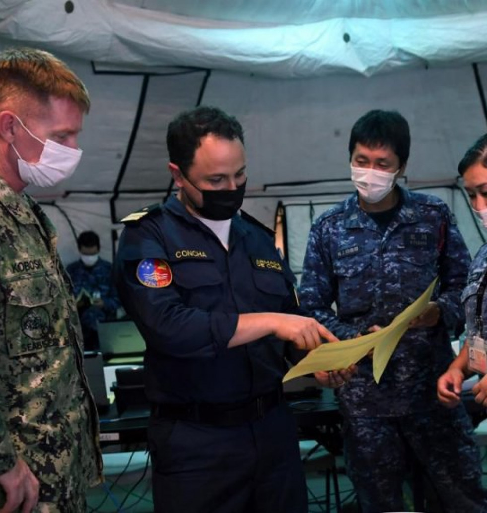 El capitán Concha y oficiales de Estados Unidos y Japón en el ejercicio HADR Foto Armada de Chile