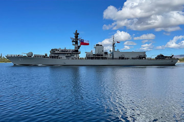 Fragata Lynch zarpando de Pearl Harbor Foto Armada de Chile