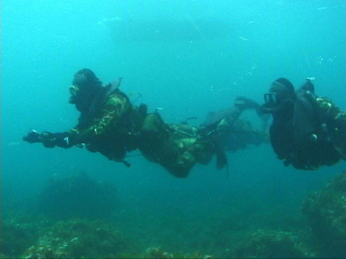 Buzos Tu00e1cticos operando bajo el mar Foto Armada de Chile