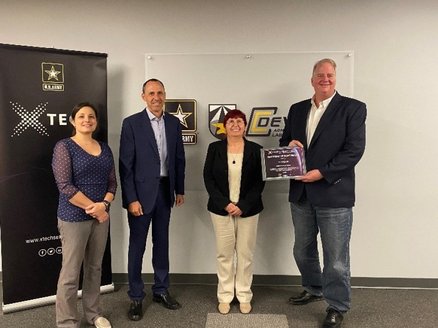 Entrega de reconocimiento del primer lugar a Fundación Biociencia Foto Ejército de Estados Unidos