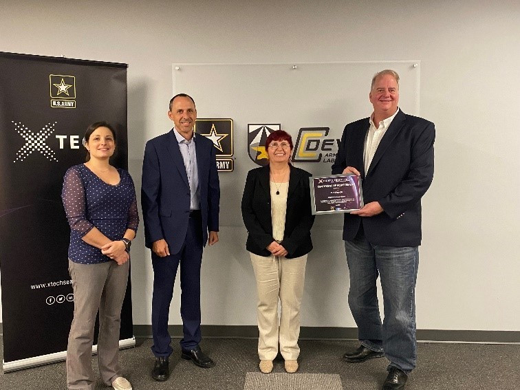 Entrega de reconocimiento del primer lugar a Fundación Biociencia Foto Ejército de Estados Unidos