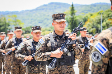 Militares salvadoreños con los nuevos fusiles Arad