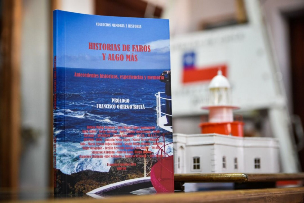 Francisco Sánchez presenta 'Historias de Faros y algo más' en el Museo Naval de Punta Arenas