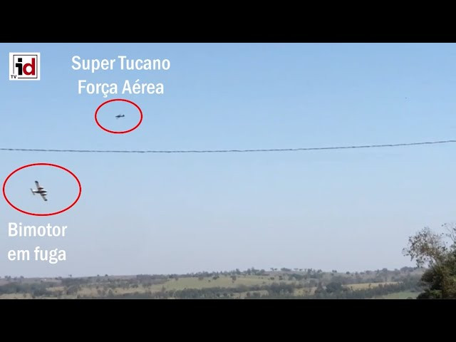 Super Tucano da FAB intercepta bimotor do narcotráfico que acaba em chamas