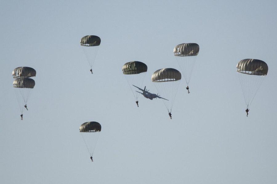 Salto paracaidista avion transporte