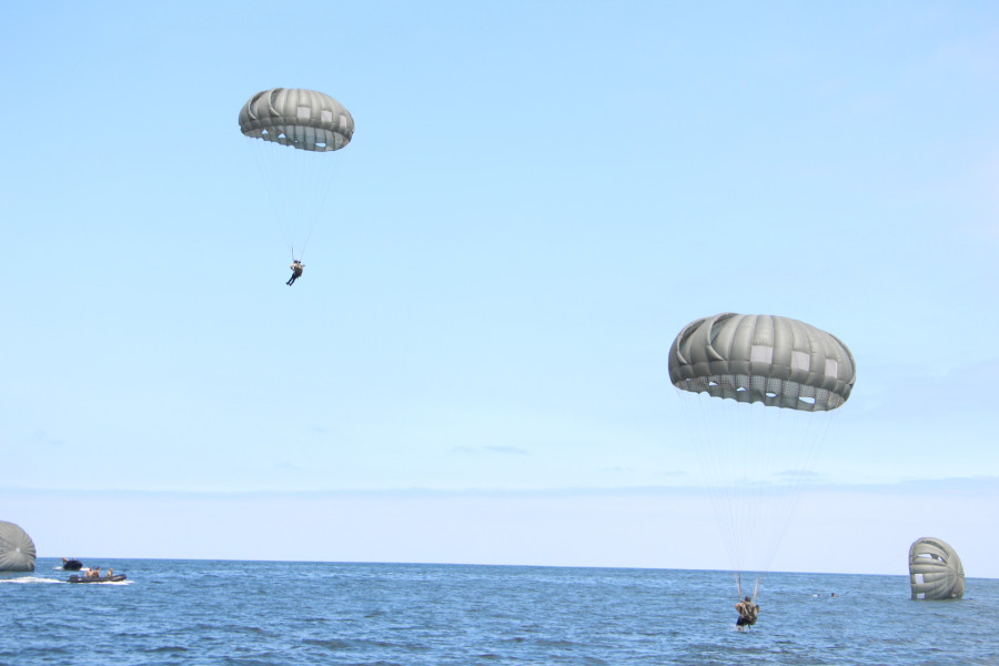 Lanzamiento de paracaidistas de la VI División de Ejército en la playa Cavancha Foto Ejército de Chile