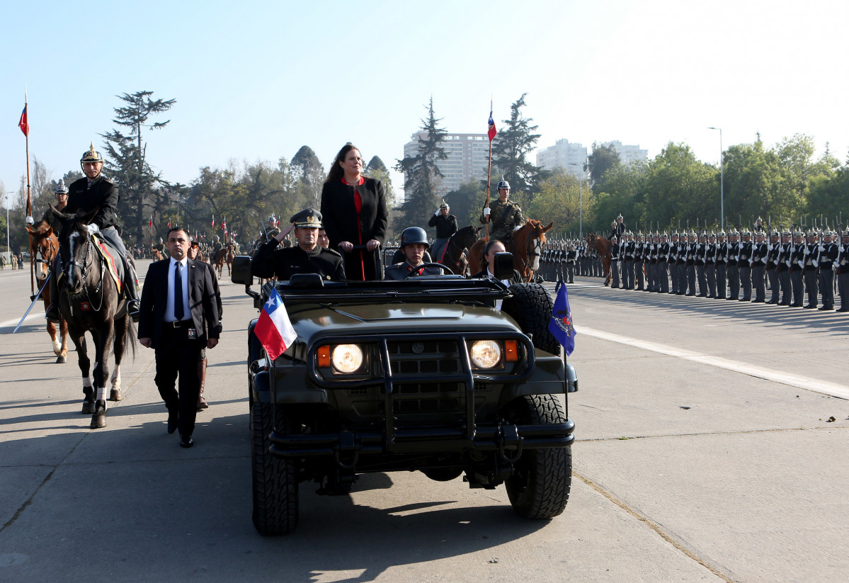 La ministra Fernu00e1ndez recibe honores de las Fuerzas de Presentaciu00f3n Foto Ministerio de Defensa de Chile
