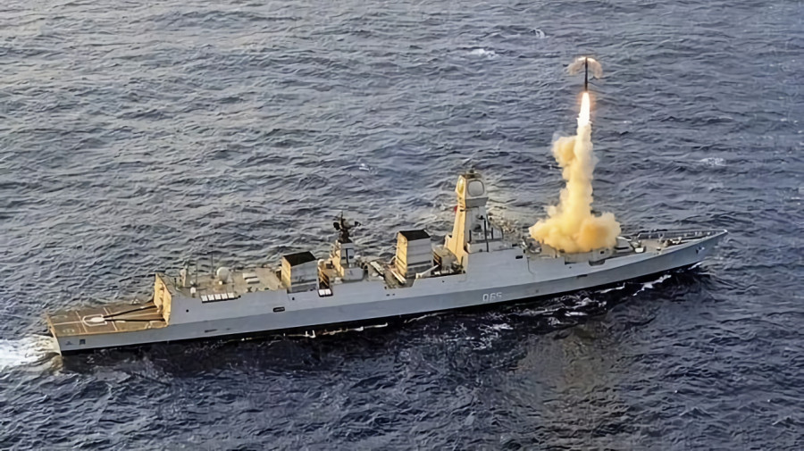 Disparo de misil Brahmos desde el destructor Chennai de la Armada de India Foto DRDO Brahmos