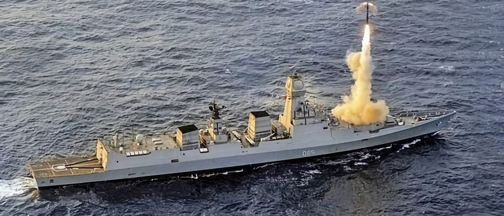Disparo de misil Brahmos desde el destructor Chennai de la Armada de India Foto DRDO Brahmos