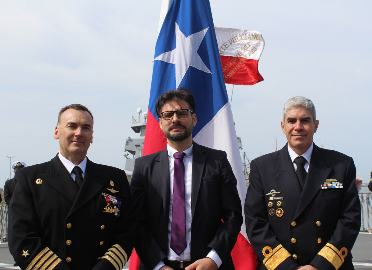 El comdandante Du00edaz junto al cu00f3nsul de Chile en Mar del Plata y el comandante del u00c1rea Naval Atlu00e1ntica de la Armada Argentina Embajada de Chile en  Argentina