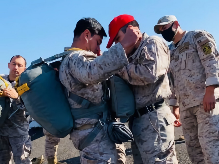 Preparación de prueba de salto de paracaídas T 11 Foto Ejército de Chile