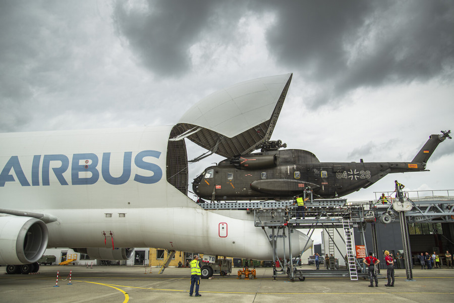 Prueba de carga de un helicóptero CH53 en un avión Beluga. Foto Airbus