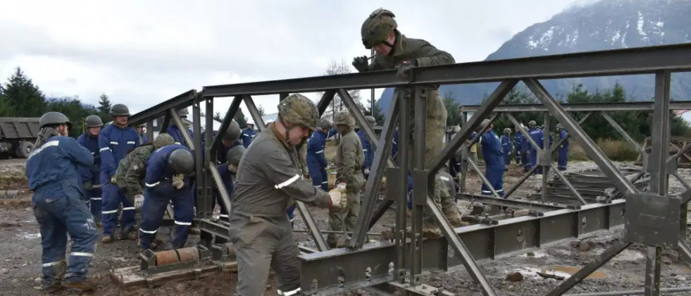 Montaje de puente Bailey doble doble en  el Regimiento Aysén Foto Ejército de Chile