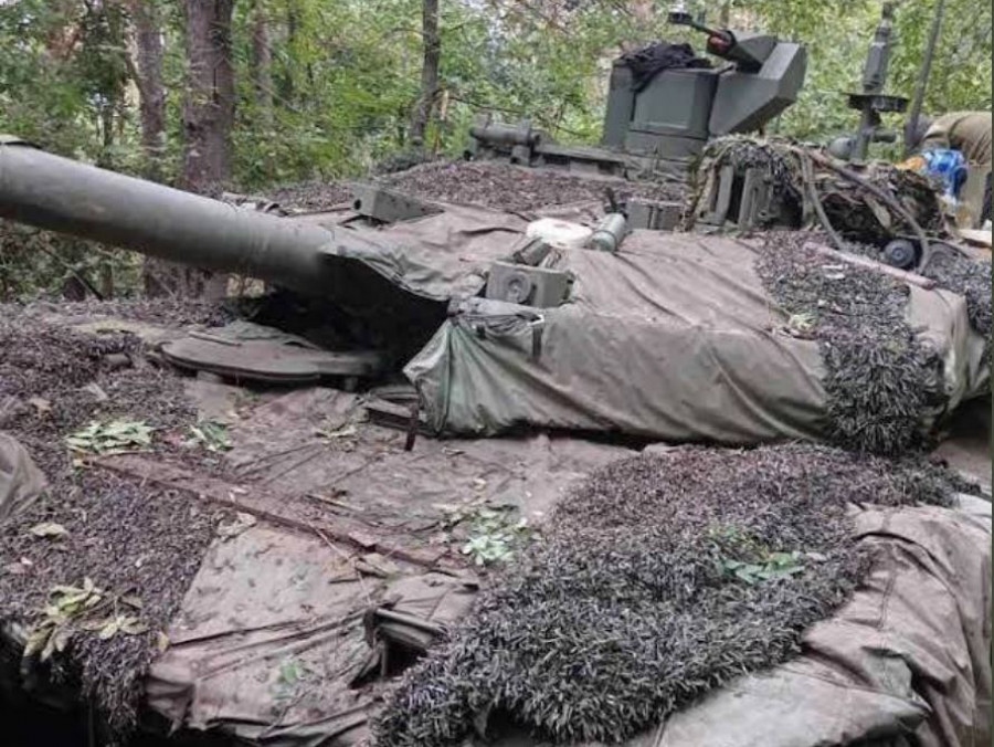 Carro de combate T 90M ruso, envuelto para su camuflaje, capturado por los ucranianos. Foto Ministerio de Defensa de Ucrania
